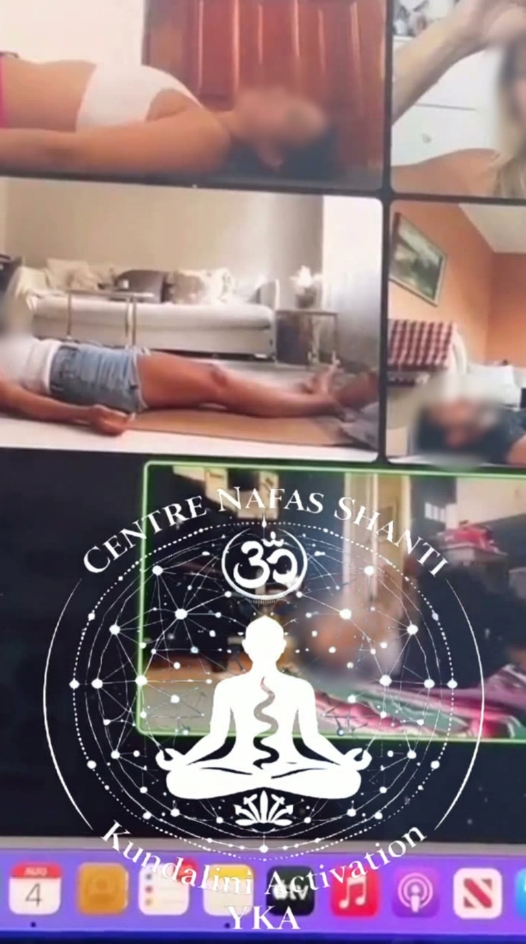 Participants allongés chez eux pendant une séance en ligne